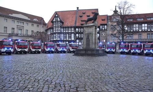 Zusammen sind die zwölf Löschgruppenfahrzeuge, die sich hier auf dem Burgplatz präsentieren, über zweieinhalb Millionen Euro wert.