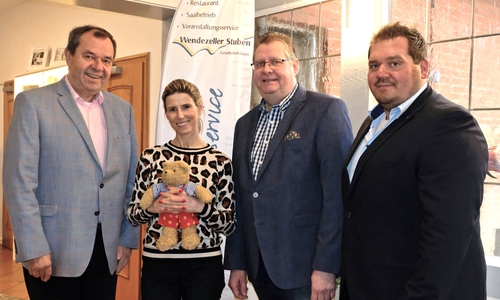 Über diese Zuwendung freuen sich (von rechts) Srdjan Rajkovic alias Prinz Rajko I. vom Komitee der Braunschweiger Karneval gGmbH, Bernd Weymann und seine Partnerin Petra Arnhold sowie Gerd-Ulrich Hartmann, Kroschke Kinderstiftung.   Foto: privat