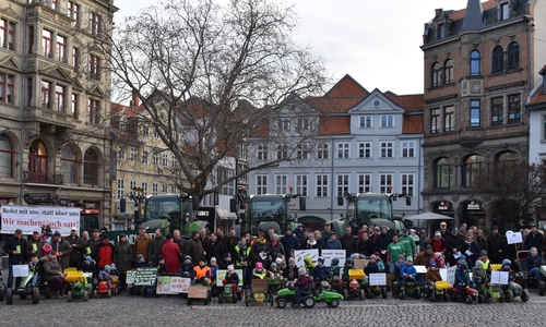 Rund 50 Kinder mit Trampeltreckern und Gokarts haben am Kohlmarkt demonstriert.