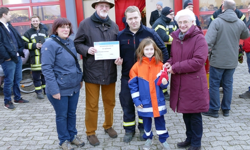 Die Spendenübergabe an die Jugendfeuerwehr Cremlingen