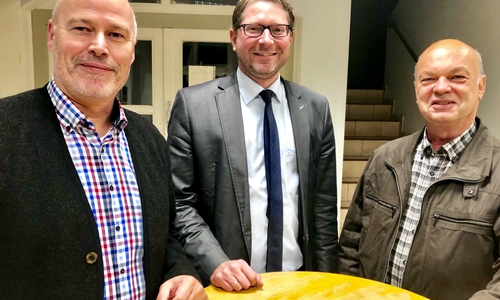 Ortsverbandsvorsitzender Karsten Ansorge (links) und Ratsmitglied Henning Niemeier (rechts), wünschen Marco Kelb alles gute für die Wahl und sichern ihm ihre volle Unterstützung zu.