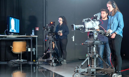Medienstudierende der Ostfalia produzieren in ihrem TV-Studio Salzgitter das neue Format „Ostfalia abgedreht". Am kommenden Montag, 27. Januar, 18 Uhr wird die Sendung erstmals über TV38, den Bürgersender für Südostniedersachsen, ausgestrahlt.
