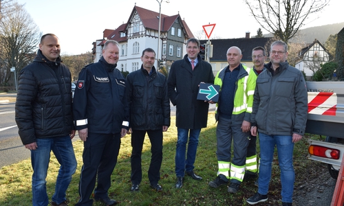 Alle Beteiligten präsentieren noch einmal den Grünpfeil, bevor er an die Ampel geschraubt wird (von links): Thorsten Raimer von der Verkehrsbehörde, Sigurd Breustedt, Leiter des Sachgebietes Verkehr bei der Polizei Goslar, Michael Hille, Fachdienstleiter Straßenverkehr, Oberbürgermeister Dr. Oliver Junk, Frank Krauter und Andreas Meerbach vom Betriebshof sowie Mathias Brand, Fachdienstleiter Tiefbau.