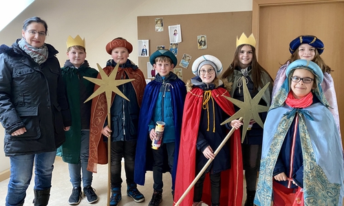 Sternsinger der Kirchengemeinde St. Norbert in Grasleben mit der Begleiterin Veronika Koch.