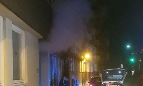 In einem Hausdurchgang in der Schuhstraße kam es zur Rauchentwicklung.
