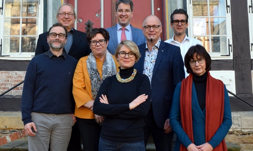 Zum Arbeitskreis der UNESCO-Welterbe-Altstädte sind Bernd Paulowitz aus Hamburg (von links), Norbert Huschner aus Wismar, Ute Freund aus Naumburg, Goslars Oberbürgermeister Dr. Oliver Junk, Patricia Alberth aus Bamberg, Thomas Malnati aus Quedlinburg, Matthias Ripp aus Regensburg und Dr. Christine Bauer aus Goslar in die Rosentorstraße gekommen. Auf dem Bild fehlen Christina Stausberg vom Deutschen Städtetag und Ulrich Müllegger aus Augsburg.