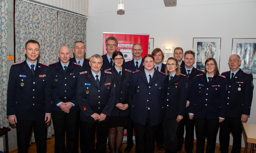 Ein Großteil der geehrte und beförderte Mitglieder der Ortsfeuerwehr Rautheim. Ganz links: Ortsbrandmeister Stefan Paul
