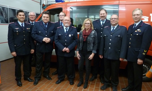 Geehrter, Beförderter, Gäste und Kommandoleitung während der Hauptversammlung der Freiwilligen Feuerwehr Erkerode/Lucklum im Feuerwehrhaus Erkerode von links: Tobias Thurau, Jürgen Ebers, Uwe Schäfer, Thorben Eßmann, Harry Petersen, Petra Eickmann-Riedel, Carsten Belkius, Carsten Marowsky-Brée und Markus Rischbieter.