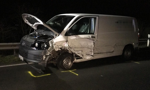 Der Unfall-verursachende VW-Bus beendete seine Fahrt in der Leitplanke. Der Fahrer erlitt nach Angaben der Einsatzkräfte vor Ort mittelschwere Verletzungen.