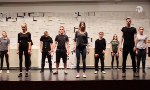 Eine drückende Stimmung hinterlässt bereits das Intro des Theaterstückes, das das Publikum auf das schwierige Thema einstimmt. Video / Foto: Sandra Zecchino
