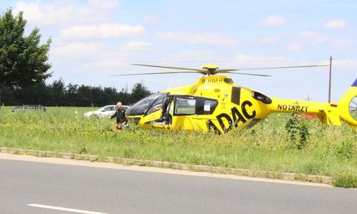 Ein 16-jähriger Junge erlitt einen Schwächeanfall beim Beachvolleyballspielen. Der Rettungshubschrauber Christoph 30 ließ daraufhin den Notarzt einfliegen. Foto: Max Förster