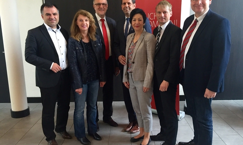 Freuten sich über die Ergebnisse der Vereinbarungen zu den Regionalisierungsmitteln: Christos Pantazis, Petra Emmerich-Kopatsch, Detlef Tanke, Minister Olaf Lies, Immacolata Glosemeyer, Stefan Klein und Marcus Bosse (von links).  Foto: Klinikum Braunschweig/Jörg Scheibe
