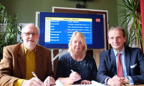 Von links: Detlef Tanke, Verbandsvorsitzender des Regionalverbandes, Bärbel Aisssen, Leiterin Regionalbereich Nord DB Station&Service AG, und Verbandsdirektor Hennig Brandes unterzeichnen die Verträge für die Zuginformations-Monitore (ZIM). Foto: Regionalverband Großraum Braunschweig.