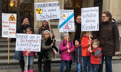 Mitglieder der Bürgerinitiative Strahlenschutz Braunschweig zeigten Flagge. Foto: Marian Hackert