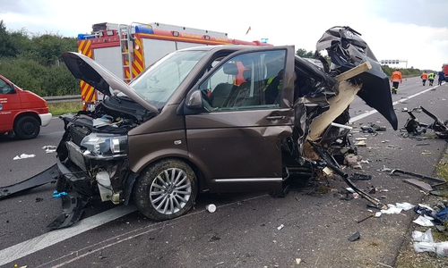 Die Wucht des Aufpralls war so groß, dass Teile des LKW-Aufliegers im Heck des Busses stecken blieben. Video/Fotos: aktuell24 (KR)