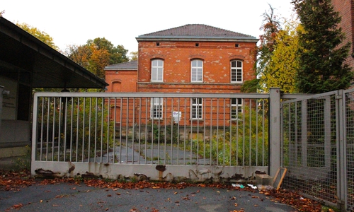 Das ehemalige Klinikum soll weichen und es werden Wohnungen entstehen. Foto: Sina Rühland