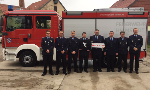 Stadt Bürgermeister Wittich Schobert, Stadtbrandmeister​ Stefan Müller sowie Ortsbürgermeister Stefan Weferling überreichten dem Ortsbrandmeister Barmke Friedrich-Wilhelm Bebenroth symbolisch einen übergroßen Fahrzeugschlüssel.  Foto: Feuerwehr Helmstedt