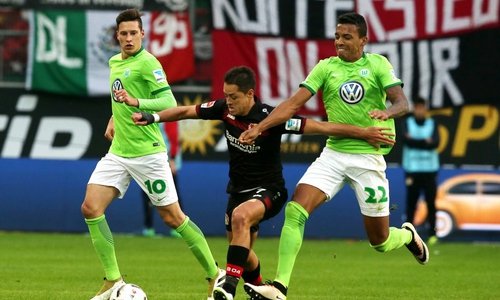 Der Eine ist schon weg, dem werden keine Steine in den Weg gelegt: Julian Draxler (li.) und Luiz Gustavo (re.). Foto: Agentur Hübner