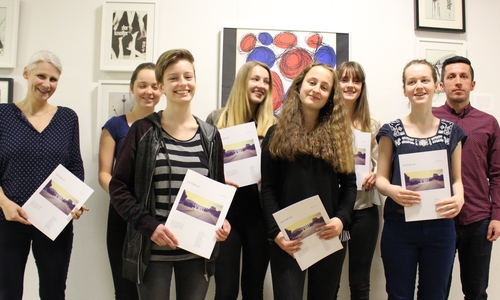 Stolz präsentieren die Schülerinnen des Theodor-Heuss-Gymnasiums ihr Magazin. Foto: Sandra Zecchino