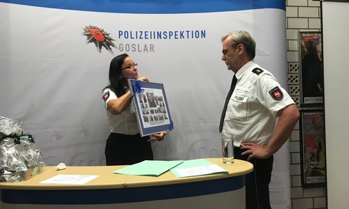 Neben einigen Abschiedsgeschenken gab es für Röhrken auch eine Fülle lobender Worte, u.a. von Polizeidirektorin Petra Krischker. Foto: Polizei