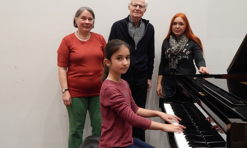 Herr Dr. Brandau im Kreis der beiden Organisatoren des Konzertes und einer jungen beteiligten Pianistin. Foto: Kreismusikschule Gifhorn