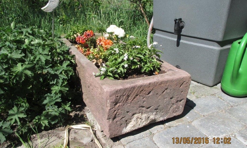 Dieser Steintrog wurde entwendet. Foto: Polizeiinspektion Gifhorn