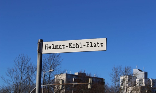 Die AfD hat einen Antrag gestellt, demnächst zwei Straßen oder Plätze nach den Altbundeskanzlern Helmut Schmidt und Helmut Kohl zu benennen. Fotomontage: Nick Wenkel
