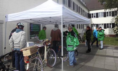 Vorsitzender Klaus Seiffert beim Codieren. Foto: Verkehrswacht Wolfsburg e.V.