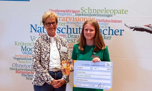Krista Strahl (li), die Frau des Preisstifters, übergibt Katharina Onkes (re) den Sonderpreis. Foto: NABU/Matthias Freter