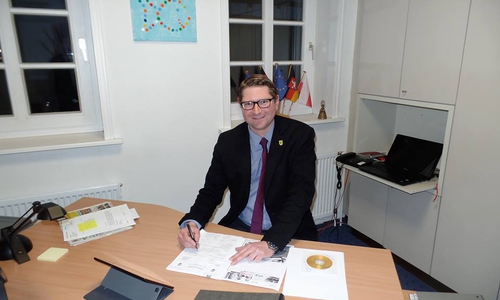 Sicktes Bürgermeister Marco Kelb an seinem Schreibtisch im Bürgermeisterbüro an der Bahnhofstraße. Foto: Hans-Lothar Köchy
