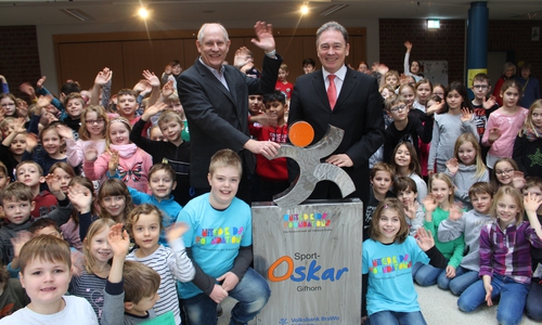 Der Sport Oskar wurde von den Schülerinnen und Schülern der Grundschule Calberlah begeistert empfangen. Fotos/Podcast: Alexander Dontscheff