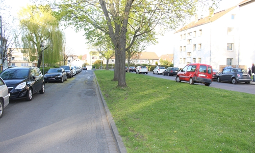 Die Mittelinsel der Cort-Mente-Straße soll verkleinert werden. Fotos: Jan Borner
