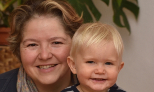 Viel Zeit für individuelle Bedürfnisse: Tagesmutter Olga-Harder-Weimer mit einem ihrer Schützlinge in Lucklum. Foto: Daniel Heyner
