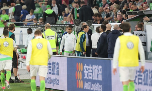Daniel Didavis Blick sagt mehr als 1000 Worte: 30 Minuten Spielunterbrechung wegen eines schweren Unwetters. Foto: Agentur Hübner