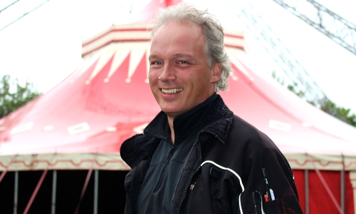 Magier, Bauleiter, Moderator und Geschäftsmann André Sarrasani.