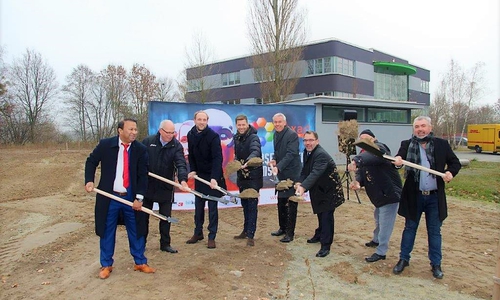 Suresh Shamanna (geschäftsführendes Vorstandsmitglied Hexad GmbH), Hans-Georg Friedrichs (Ortsbürgermeister Neuhaus-Reislingen), Jens Hofschröer (Geschäftsführer der WMG), Dennis Weilmann (Dezernent für Wirtschaft, Digitales und Kultur der Stadt Wolfsburg und Geschäftsführer der WMG), Kai-Uwe Hirschheide (Stadtbaurat der Stadt Wolfsburg), Sabah Enversen (stellv. Aufsichtsratsvorsitzender der WMG), Detlef Conradt (Ortsbürgermeister Stadtmitte), Withold Krumm (Geschäftsführer K-Bau GmbH und Co. KG) (v. li.). Foto: WMG