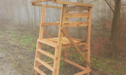 Ungefähr so sieht der Hochsitz aus. Das Modell auf dem Bild ist baugleich. Foto: Polizei