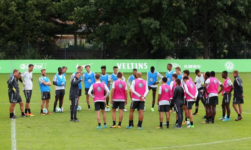 Trainer und Sportdirektor sind zufrieden. Foto: imago/Regios 24