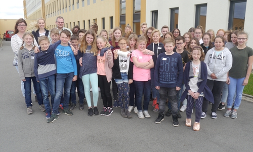 Pflegedirektor Jens Bosenick (hintere Reihe, Dritter von links) begrüßte 42 Schülerinnen und Schüler beim Zukunftstag im Helios Klinikum Gifhorn. Foto: Helios Klinikum Gifhorn