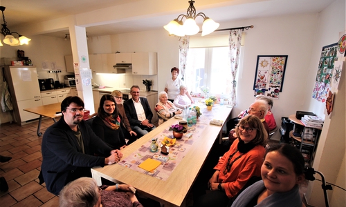 Von links, linke Tischseite: Die Abgeordneten Helge Limburg, Julia Hamburg, Imke Byl und Stefan Wenzel sowie Nicole Wockenfuß (zweite von rechts auf der rechten Tischseite) zu Besuch in einer Senioren-WG im Hüttenweg in Gifhorn. Foto: Grüne