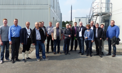 Die SPD-Kreistagsfraktion besucht die Gemeinschaftsunterkunft an der Langen Straße (von links): Patrick Krause, Udo Dettmann, Joachim Eichenlaub, Thomas Jakob, Bernfried Keye, Oliver Ganzauer, Friedhelm Vree, Landrätin Christiana Steinbrügge, Sabine Resch-Hoppstock, Stadtrat Thorsten Drahn, Fraktionsvorsitzender Falk Hensel, Heike Wiegel, Michael Hausmann, Reinhard Deit-mar, Martin Albinus und Julian Märtens. Foto: Privat