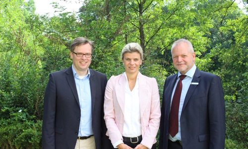 Landrat Andreas Ebel (li.) mit Audrey Grothe und Olaf Heimburg. Foto: Nino Milizia