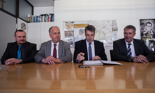 Die Stadt Goslar, die Goslarer Wohnstättengesellschaft und die Baugenossenschaft Wiederaufbau aus Braunschweig unterzeichnen den Kooperationsvertrag. Foto: Alec Pein