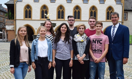 Dr. Oliver Junk (rechts) und Personalsachbearbeiterin Natalie Bonsack
(links) zeigen ihren neuen Schützlingen zunächst den Marktplatz (von links): Luzie Berger,
Franziska Platzek, Emily Sommer, Tilman Roth, Elisa-Marei Pietrzynski, Robin Schiller und
Lukas Hemmerling. Foto: Stadt Goslar