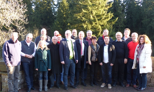 Die SPD Kreistagsfraktion mit ihren Gästen vor dem Harzer Wald- und Sporthotel Festenburg (von links): Thomas Jakob, Reinhard Deitmar, Freya Christiansen-Weniger, Katrin Brandes, Michael Hausmann, Bruno Polzin, Nils Beckmann, Sabine Resch-Hoppstock, Fraktionsvorsitzender Falk Hensel, stv. Landrat Julian Märtens, Goslars Landrat Thomas Brych, Bernfried Keye, Ruth Naumann, Landtagsabgeordneter Marcus Bosse, Martin Albinus, Joachim Eichenlaub, Lennie Meyn, Harald Koch und Susanne Fahlbusch. Foto: SPD