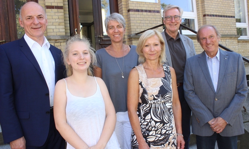 Schulleiter Hartmut Frenk, Interact-Club-Präsidentin Christina Brinkmeier, Kerstin Glier, Kerstin Anhut (Elternrat),  Prof. Dr.-Ing. Harald Budelmann und Peter Ensthaler (Rotary Club) freuen sich auf den Sponsorenlauf. Foto: Anke Donner