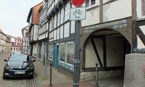 Die Radwegroute vom Markt über die Kybitzstraße und Streplingerode bis zum Wall wurde inzwischen gegen die Richtung der Einbahnstraßen frei gegeben. Foto: Kreisverkehrswacht Helmstedt/ Achim Klaffehn