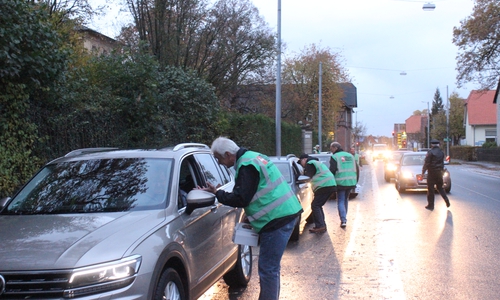 Am Mittwochabend klärte die Verkehrswacht über die Tücken des Winters auf und verschenkte kleine Winter-Pakete in Halchter. Fotos: Anke Donner 