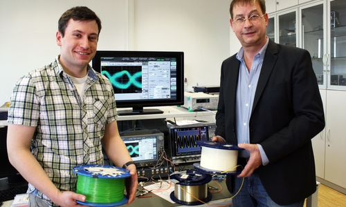 Freuen sich über die gespendeten Glasfasern der Opternus GmbH - Optische Spleiss- & Messtechnik (von links): Björn Ahrend, M. Eng. und Prof. Dr. Peter Stuwe am neuen Bitfehlerratenmessplatz im Labor für Optische Informationsübertragung der Ostfalia Hochschule. Foto: Ostfalia