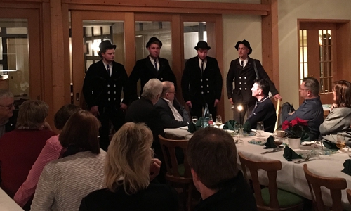 Die Wandergesellen hatten lustige Anekdoten im Gepäck. Foto: Dachdeckerinnung
